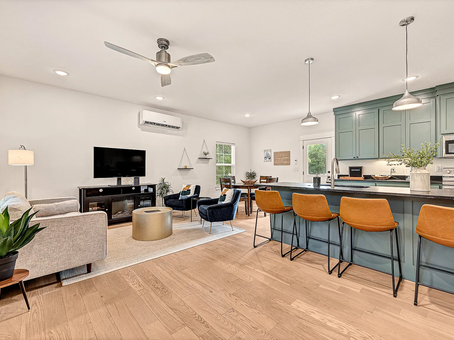 3 bed, 2.5 bath, 1524 sqft, $2,500 — Photo 2