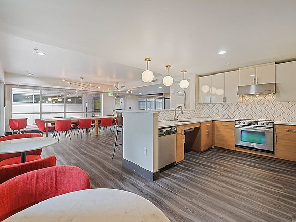 4th image of 523 Broadway E APT 556