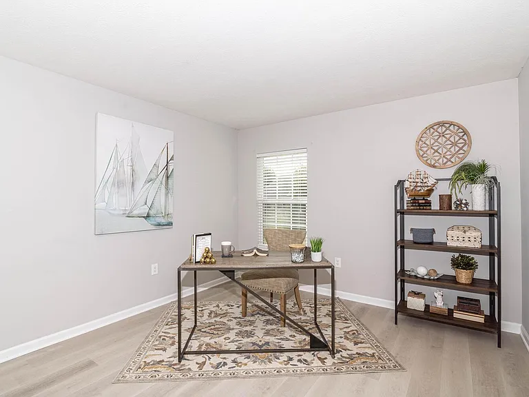 Main floor room (no closet)