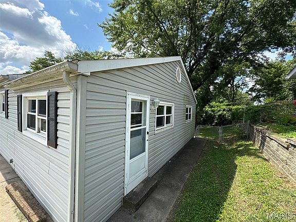 3rd image of 2570 Mullanphy Ln