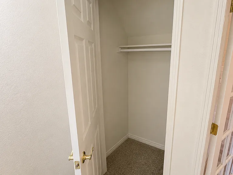 266 Rockview Dr — Photo 17
