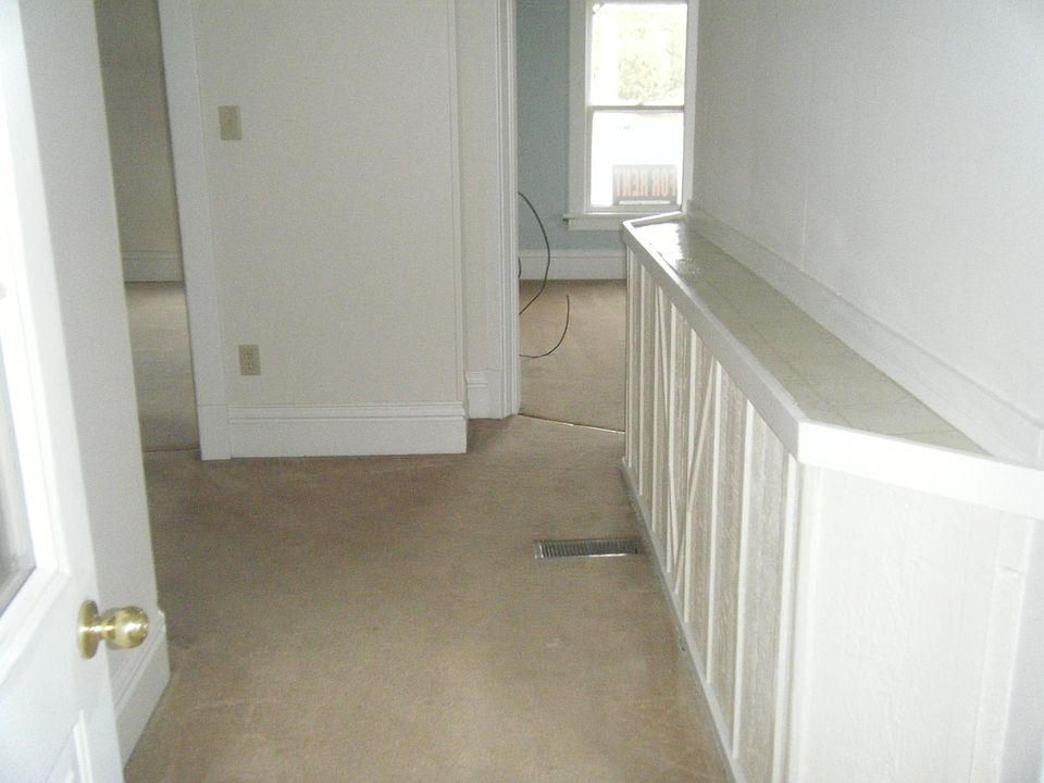 Entry- Kitchen rt, Living Room st, Bath & BRs left.