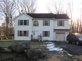 83 Bear Dr, Bushkill, PA 18324