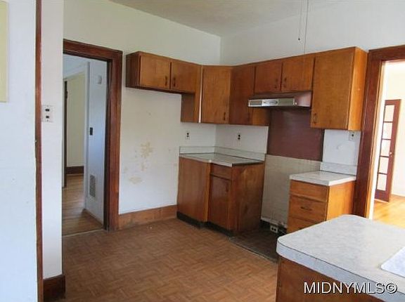 3rd image of 118 Dickinson St