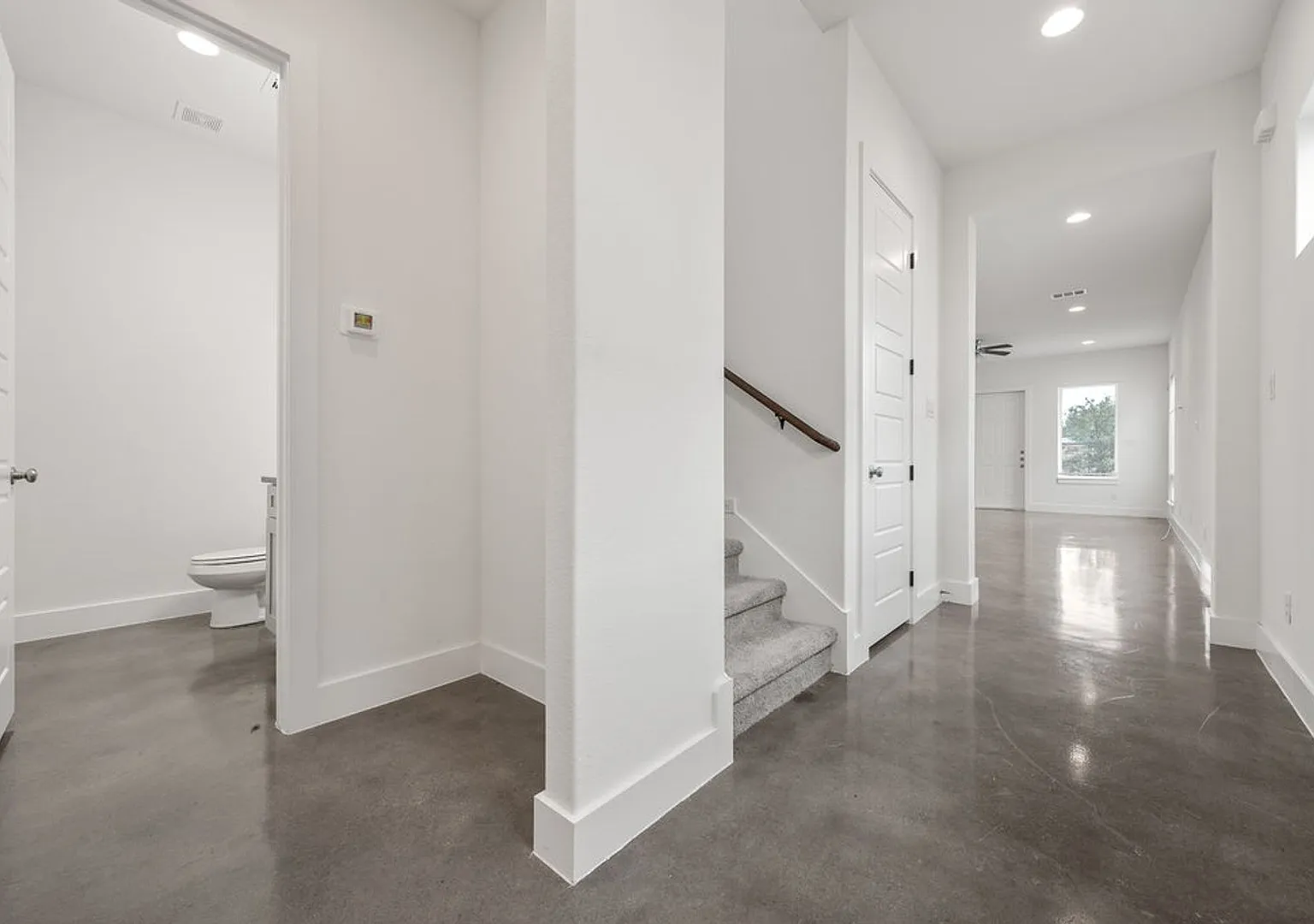 Spacious and Modern Townhome! — Photo 4