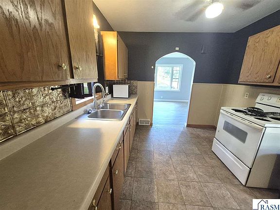 3rd image of 1116 Armstrong Blvd N