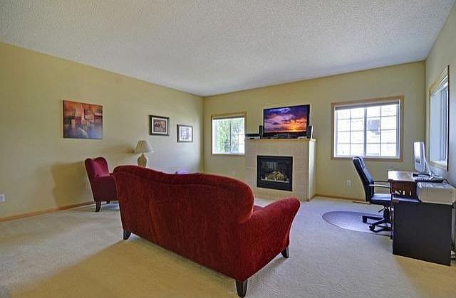 Family Room with 9' Ceiling