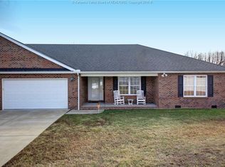 97 Westbury Dr, Hurricane, WV 25526