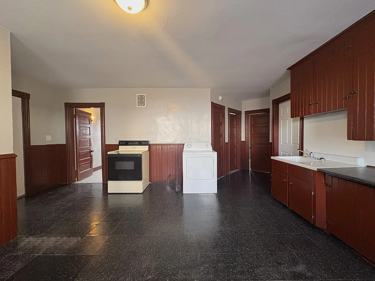 Building Photo - 77 Birch St #1