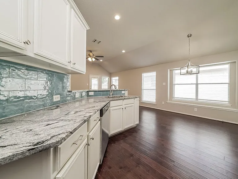 1005 Fort Apache Dr — Photo 9