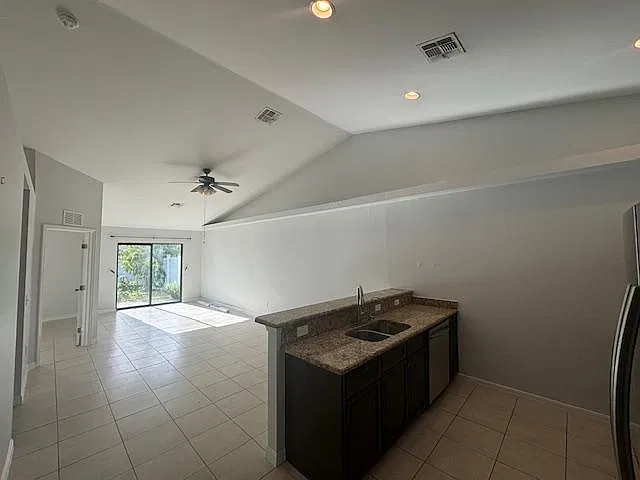 3 bed, 1214 sqft, $1,800 — Photo 3