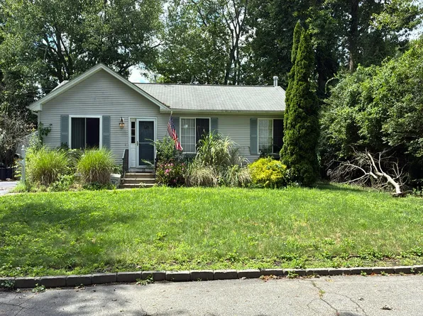 35 Kenwood St, Warwick, RI 02889