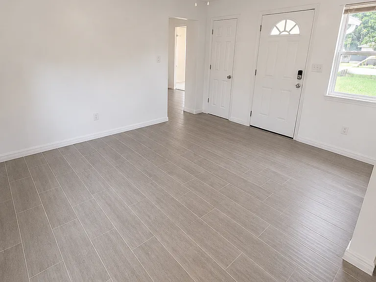 705 Vendee Ln — Photo 3
