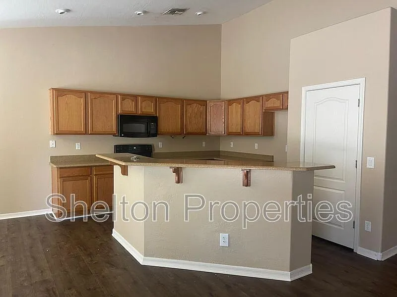 4 bed, 2.0 bath, 2031 sqft, $2,395 — Photo 2