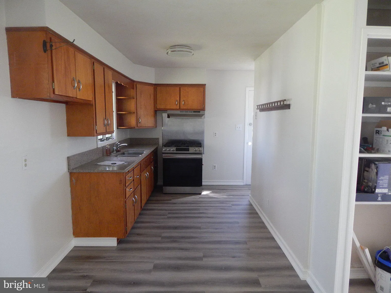 3 bed, 1.0 bath, 9520 sqft, $2,700 — Photo 2