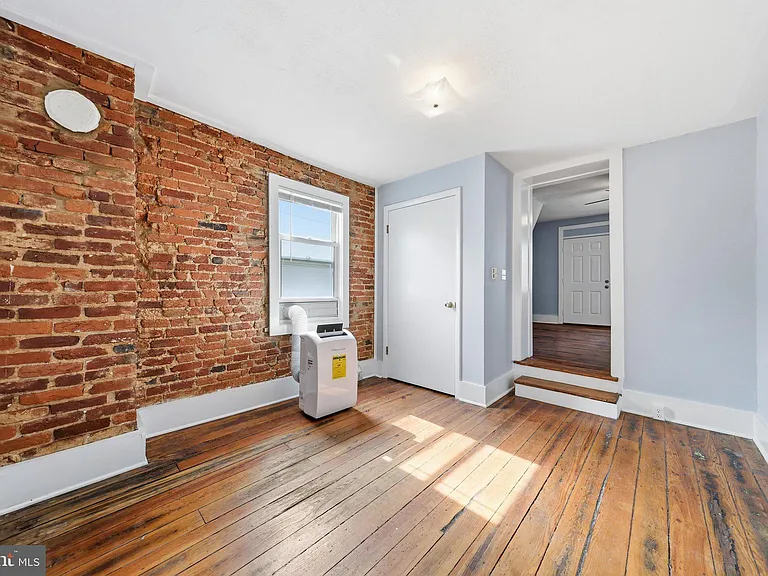 101 W 5th St — Photo 10