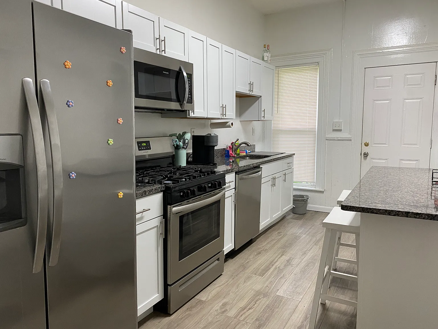 6 bed, 2394 sqft, $4,740 — Photo 3