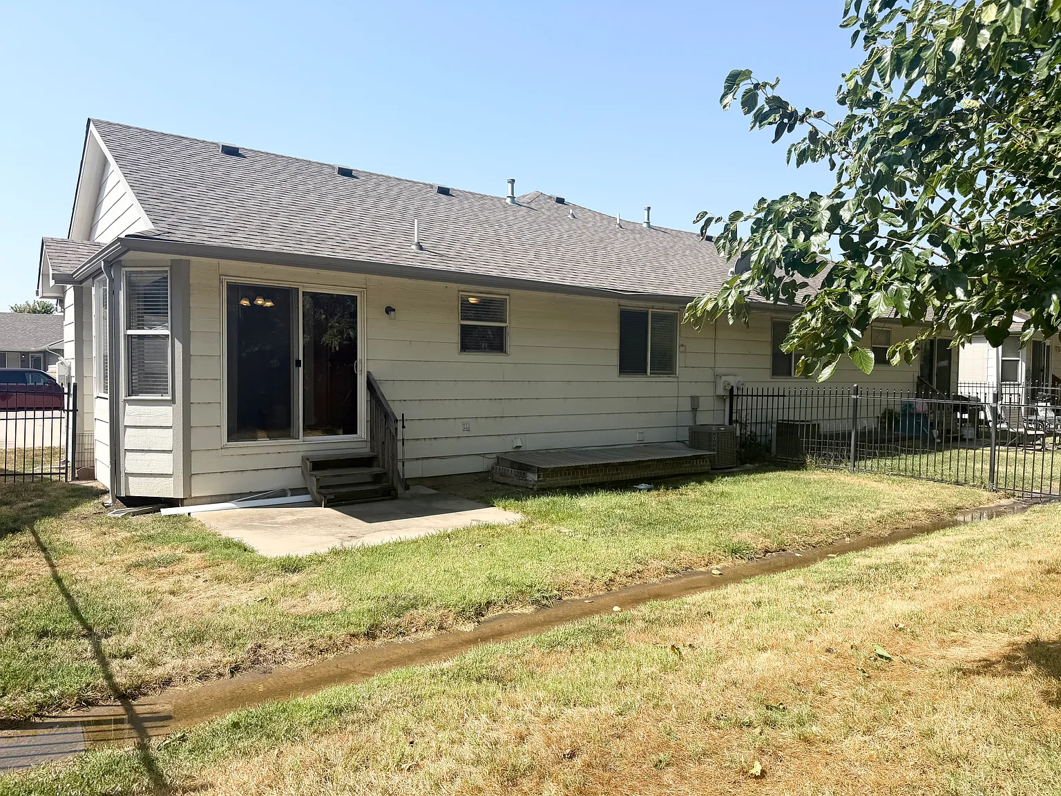 3 bed, 2185 sqft, $1,600 — Photo 2