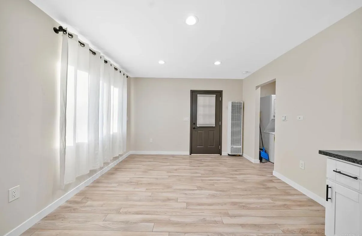 809 Merlin Dr — Photo 2