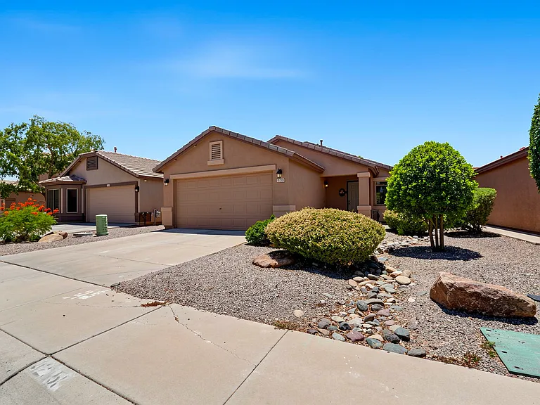42551 W Hillman Dr — Photo 1