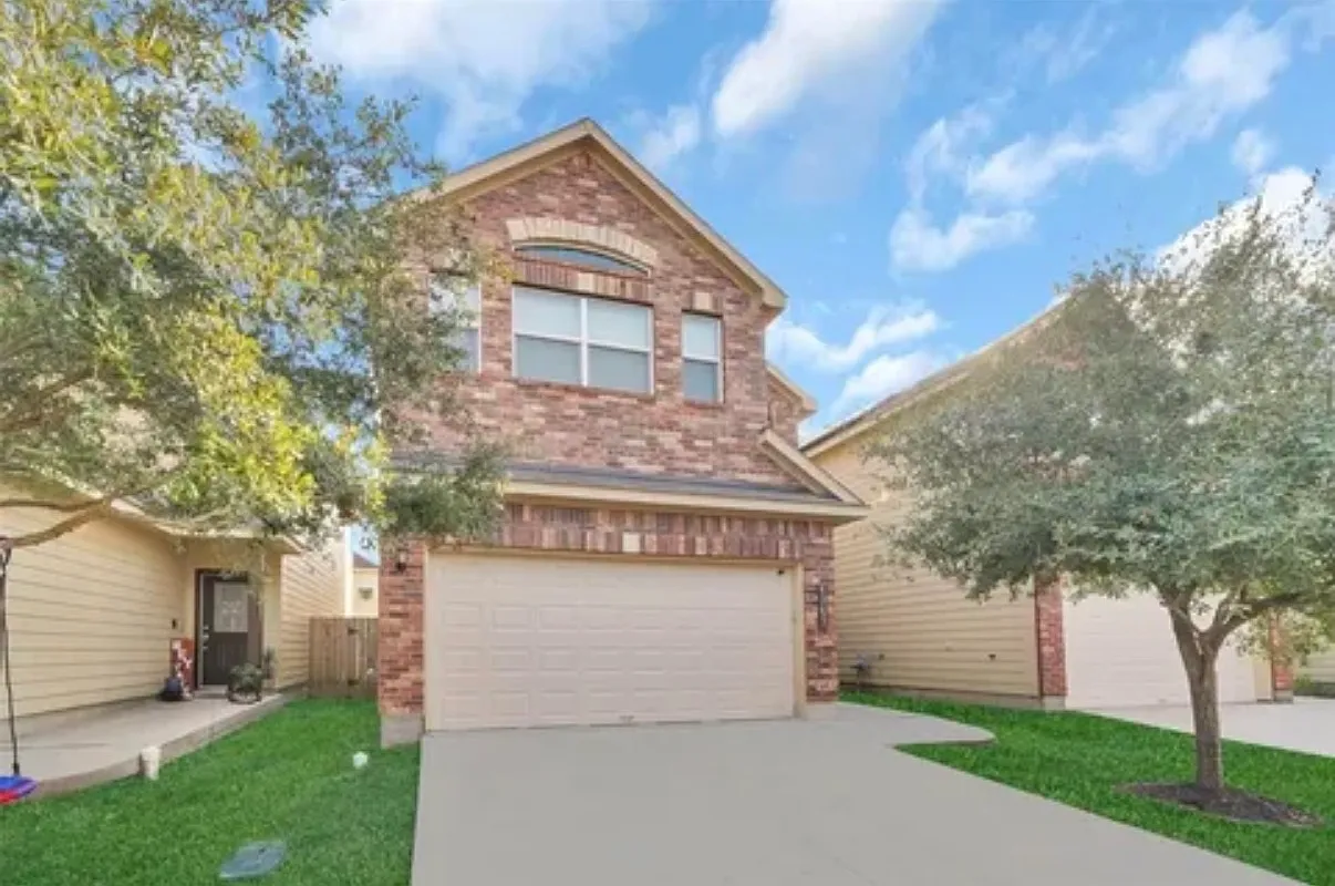 3 bed, 2.5 bath, 1849 sqft, $2,200 — Photo 2