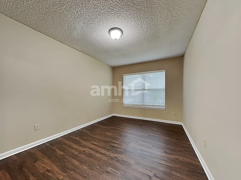 1852 Willesdon Dr W — Photo 5