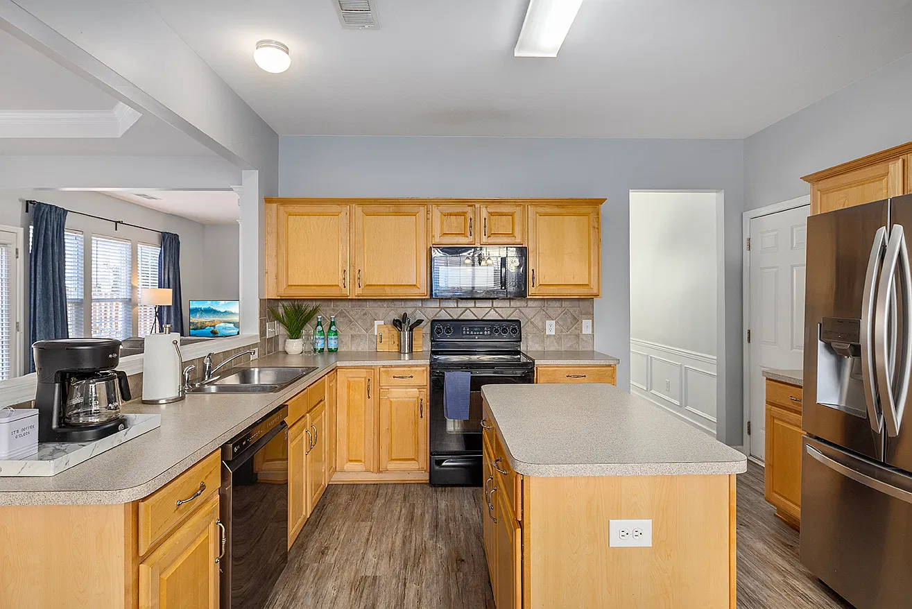 5 bed, 2440 sqft, $4,200 — Photo 3
