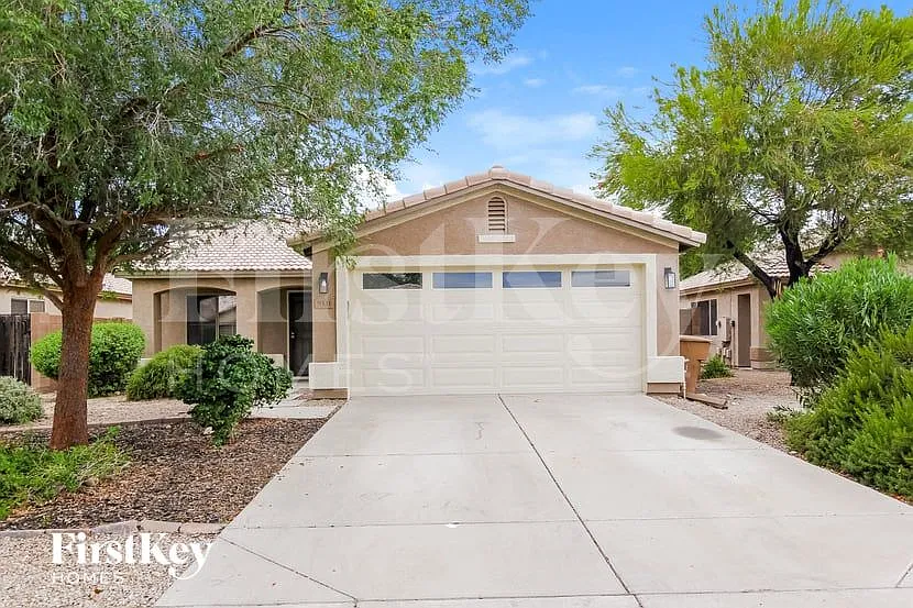 3 bed, 2.0 bath, 1306 sqft, $2,220 — Photo 2