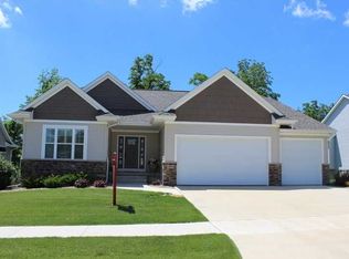 2914 Diamondhead Rd, Hiawatha, IA 52233