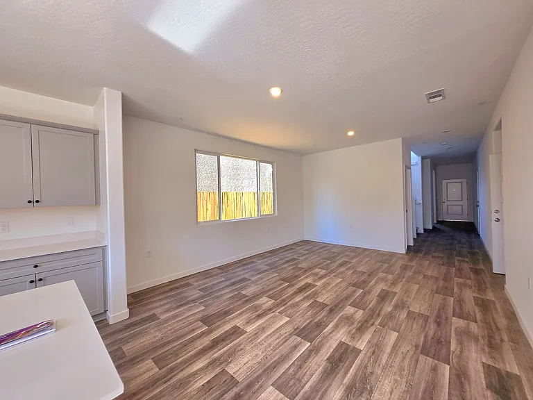Pioneer Dr W — Photo 14