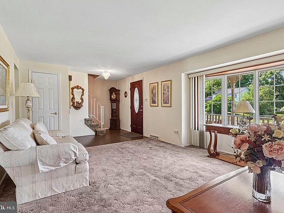 5th image of 102 Cambridge Dr