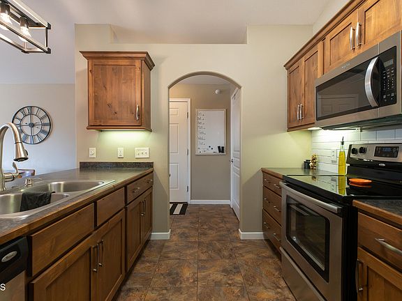 5th image of 1790 Calgary Ave #6