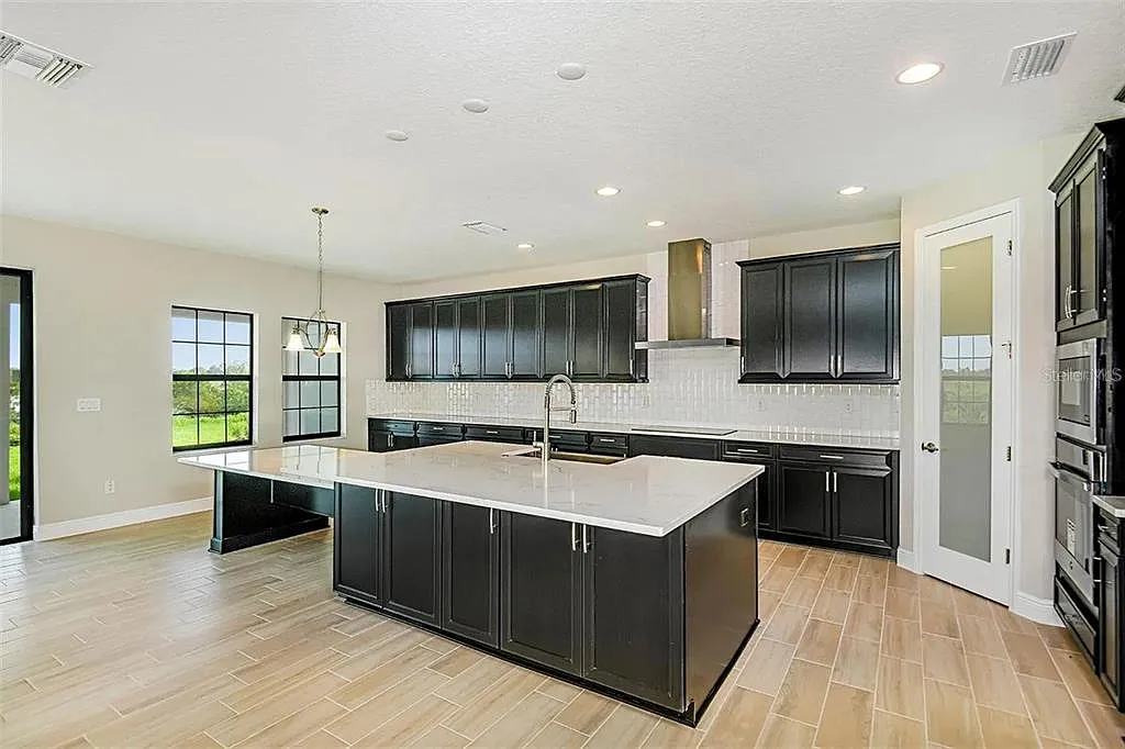 5 bed, 4.0 bath, 3615 sqft, $4,200 — Photo 3