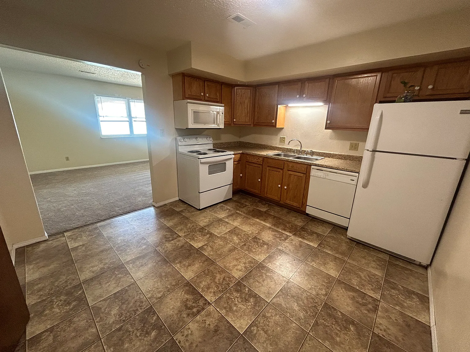 2 bed, 994 sqft, $925 — Photo 2