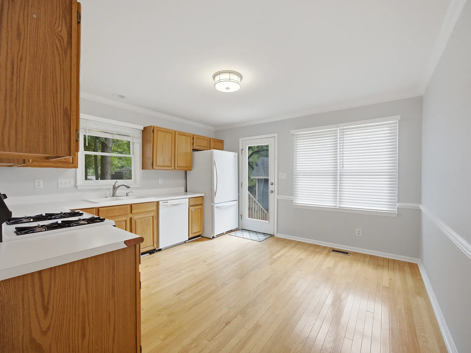 3 bed, 1165 sqft, $2,495 — Photo 3