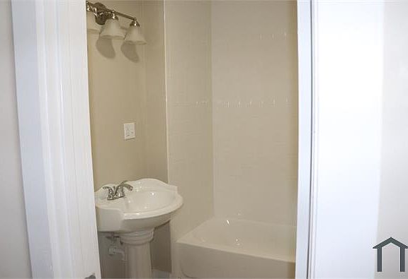 4th image of 300 S Cedar St Unit 1