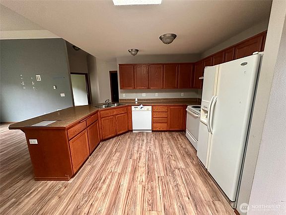 5th image of 2022 201st Street E