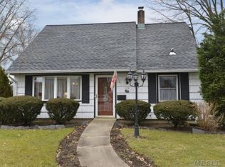 19 Morning Glory Rd, Levittown, NY 11756