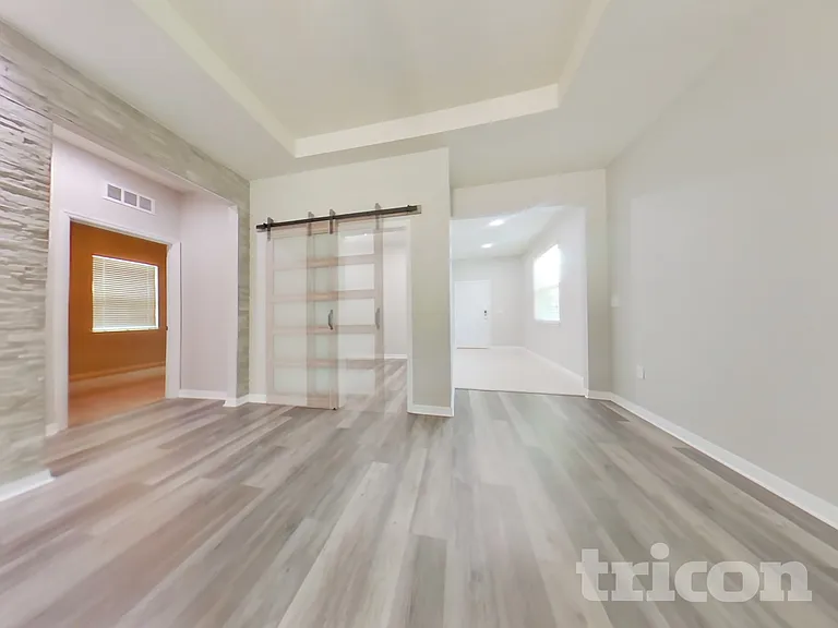 2837 E Lake Pointe Dr — Photo 2