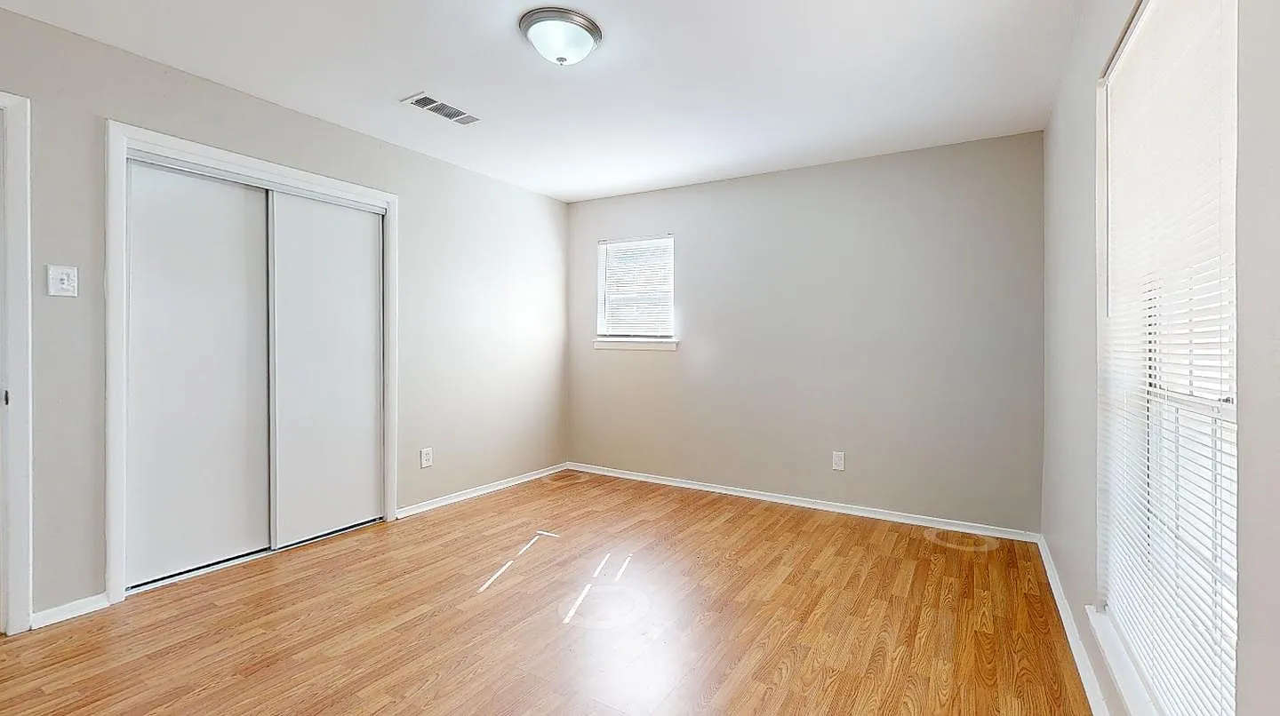 Fort Worth Beauty with Spacious Interiors and a Peaceful Setting — Photo 4
