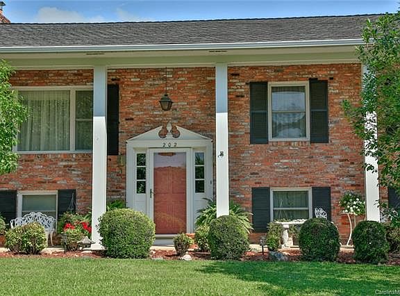 2nd image of 202 E Wynnbrook Dr