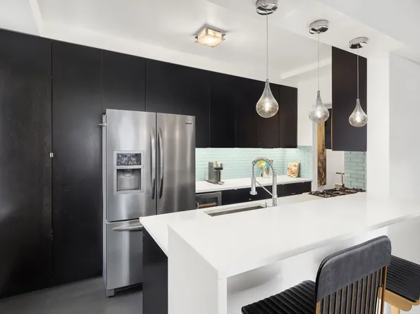 470 West 24th Street image 4 of 14