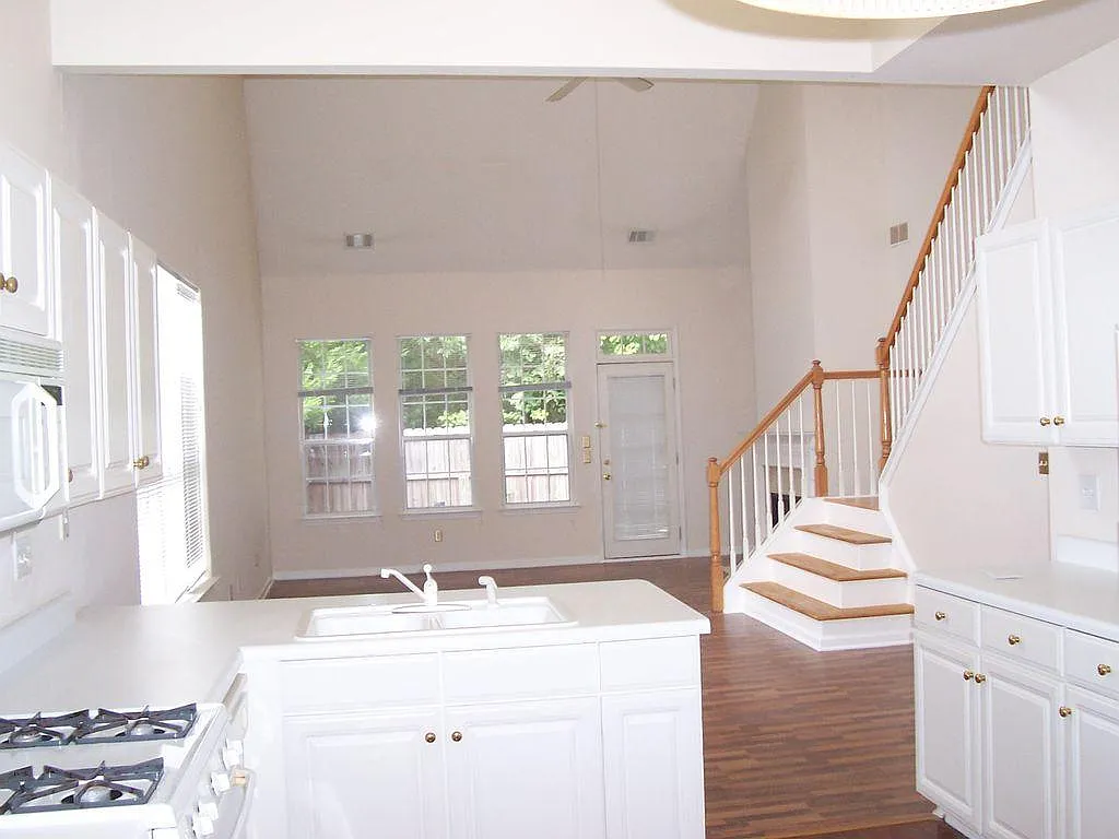 3 bed, 2.5 bath, 2151 sqft, $2,895 — Photo 3