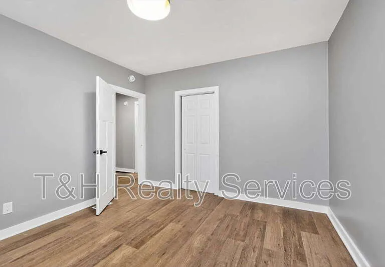 1927 N Dearborn St — Photo 21