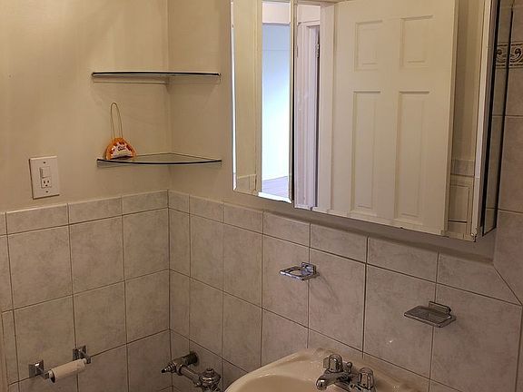 5th image of 465 E 7th St APT 4B