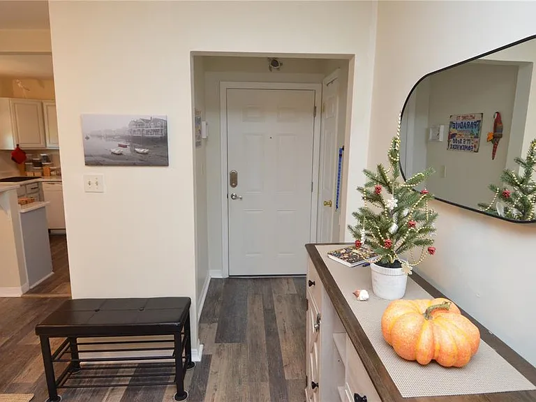 121 Seahorse Dr SE #C — Photo 3
