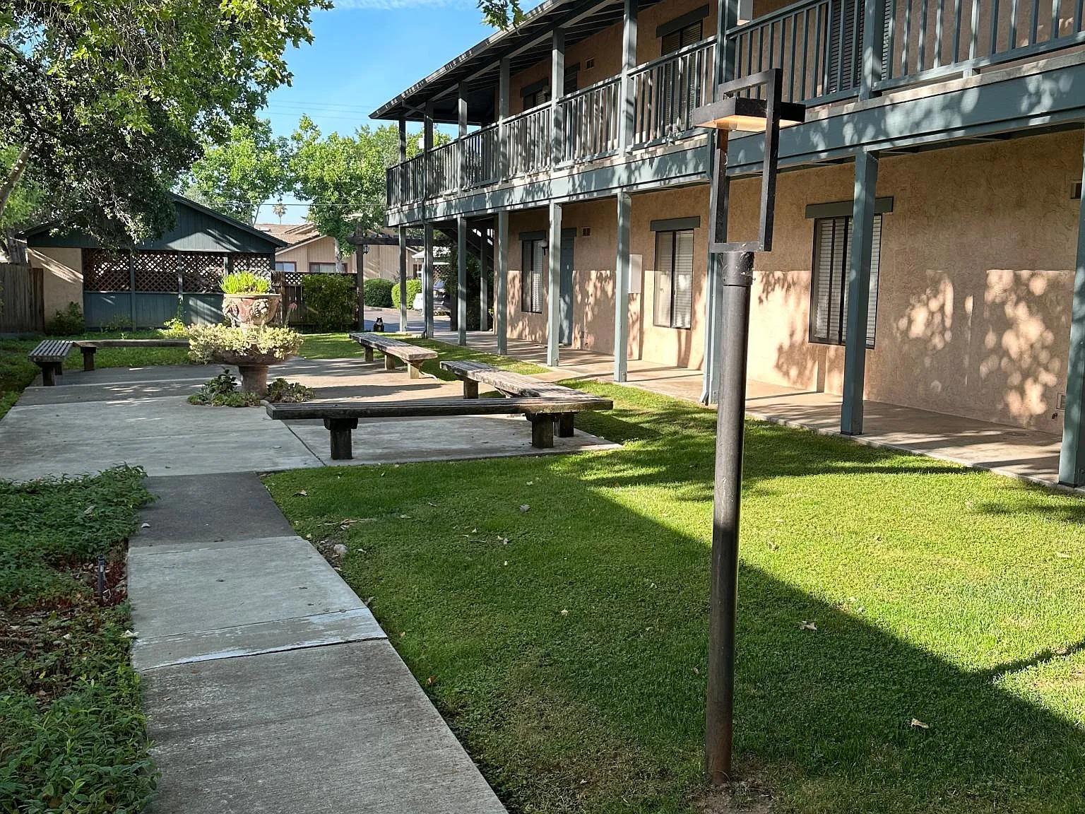 2 bed, 860 sqft, $2,400 — Photo 1