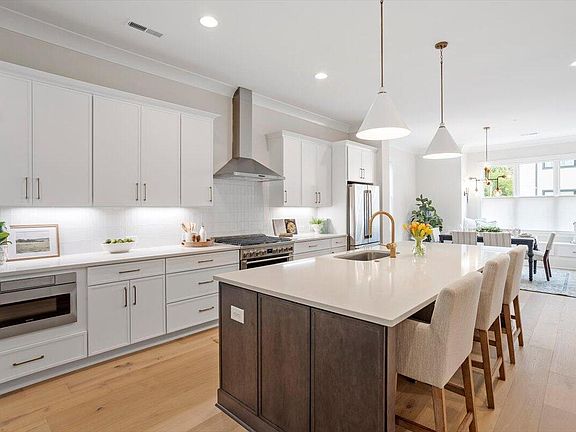 5th image of 811 Maple Berry Ln #101
