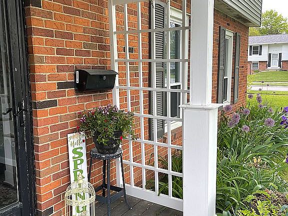 4th image of 302 Oak Hill Dr