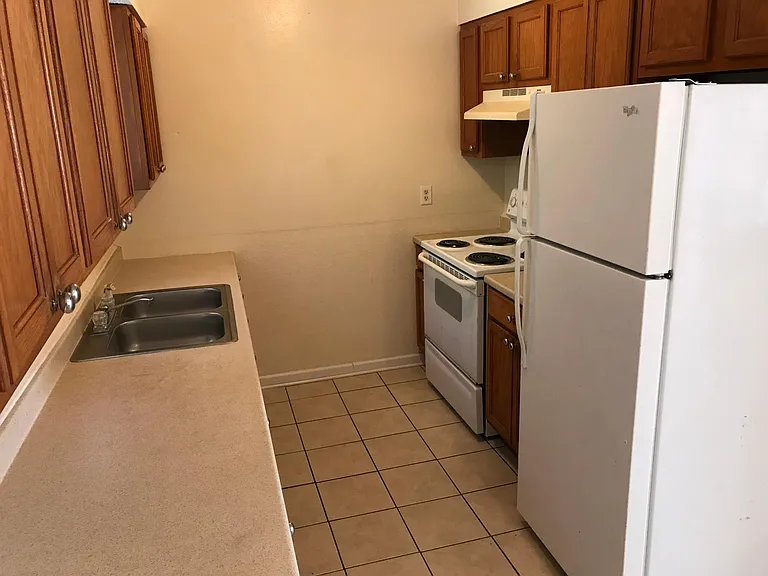 807 Bremen Ave — Photo 4